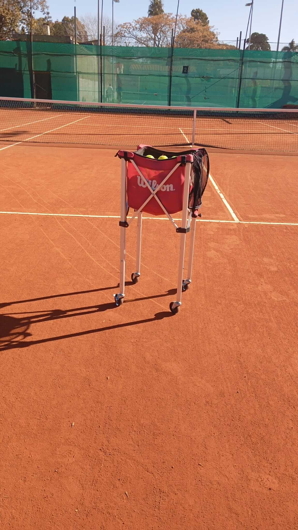 Alumna sonriendo en la cancha