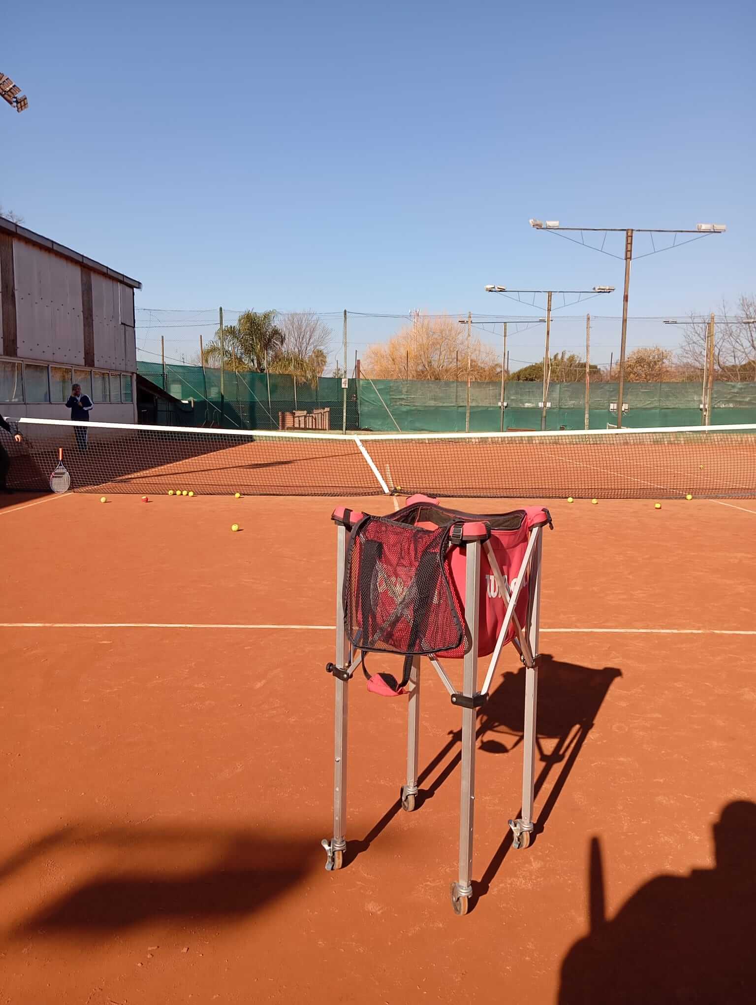 Niño aprendiendo a jugar tenis
