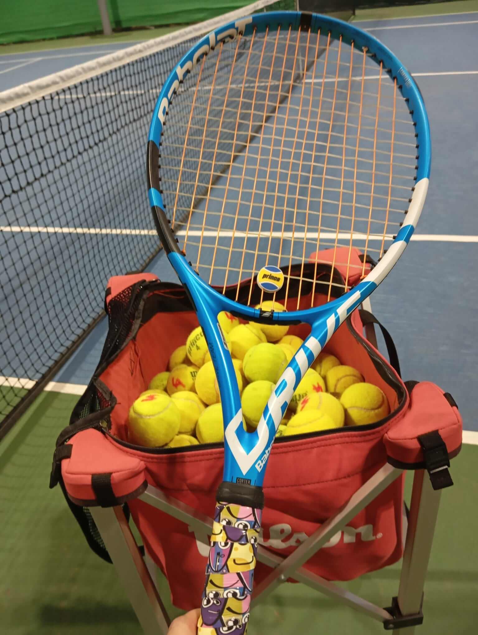 Alumna concentrada en el juego