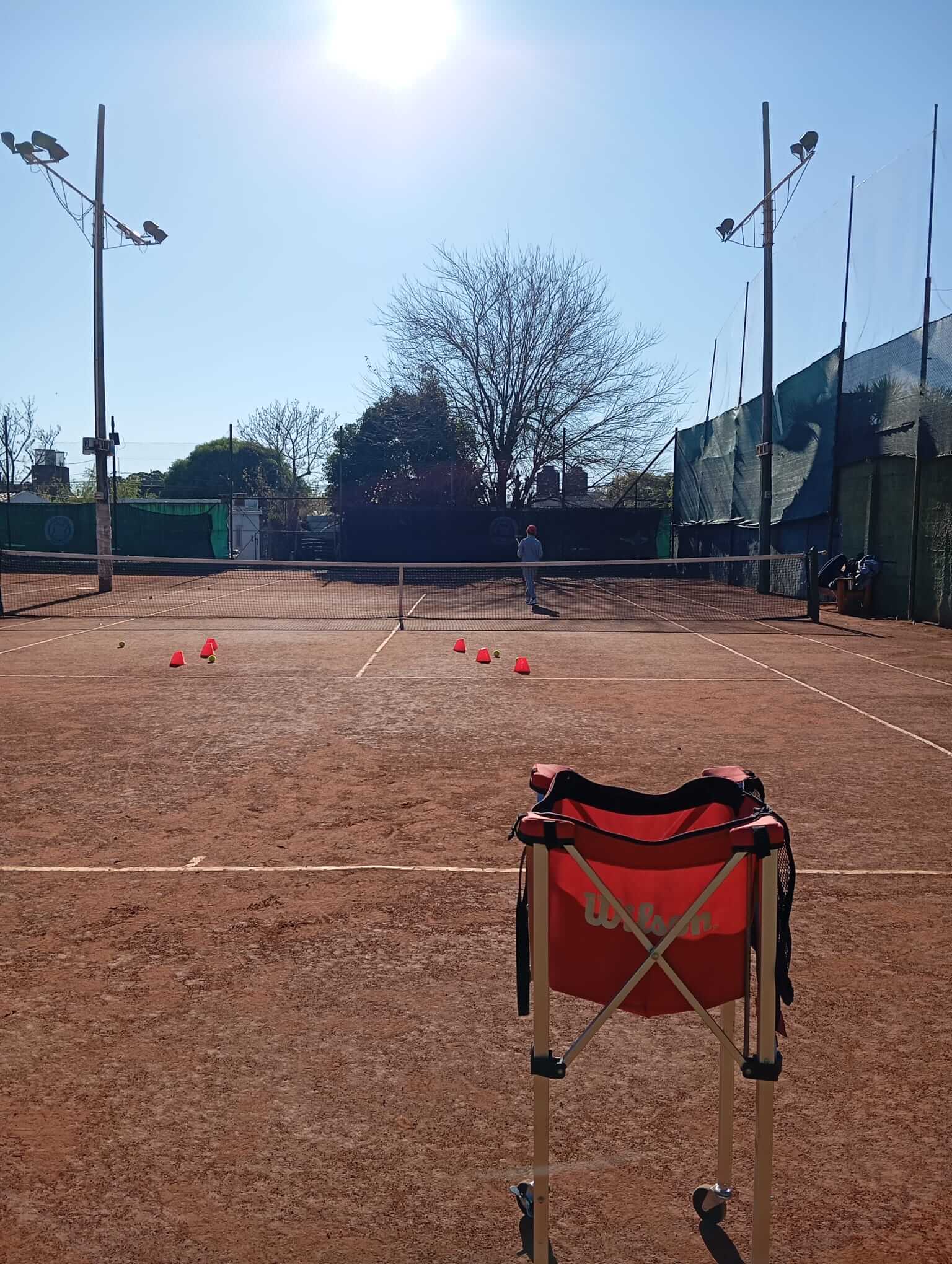 Profesora dando indicaciones