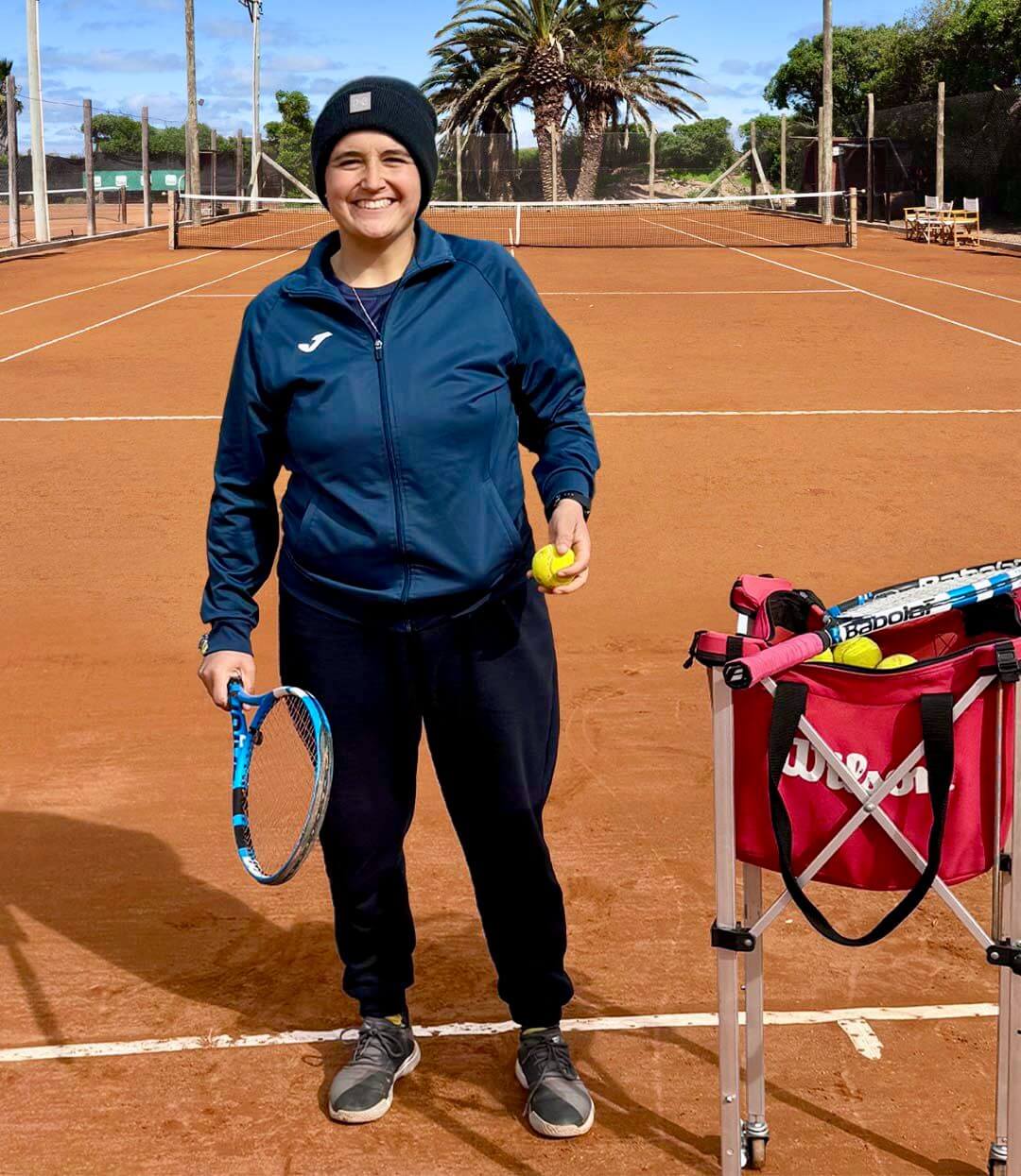 Profesora de tenis con alumnos